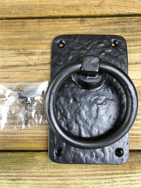 Grote foto rustieke ring als deursluiter poortsluiter zwart gecoat metaal doe het zelf en verbouw materialen en producten