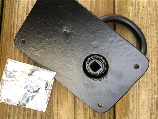 Grote foto rustieke ring als deursluiter poortsluiter zwart gecoat metaal doe het zelf en verbouw materialen en producten