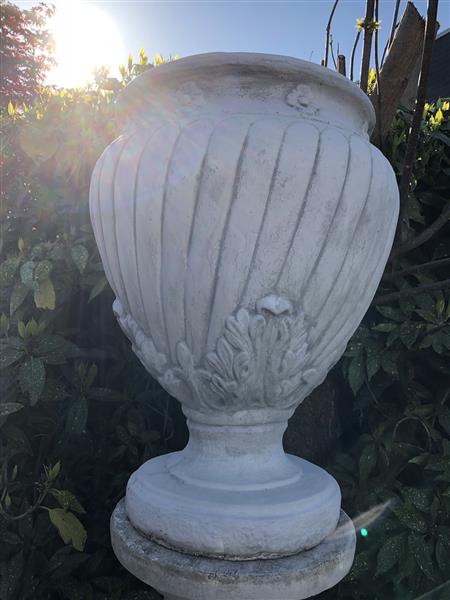Grote foto mooie grote vaas kruik bloembak vol steen. tuin en terras overige tuin en terras