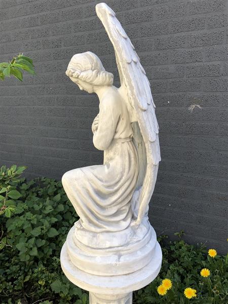 Grote foto engel weerbestendig knielend op sokkel vol steen fors beeld. tuin en terras tuindecoratie