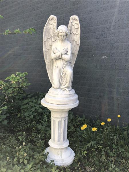 Grote foto engel weerbestendig knielend op sokkel vol steen fors beeld. tuin en terras tuindecoratie