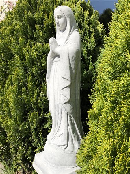 Grote foto moeder maria mother mary groot op sokkel vol stenen beeld. tuin en terras tuindecoratie