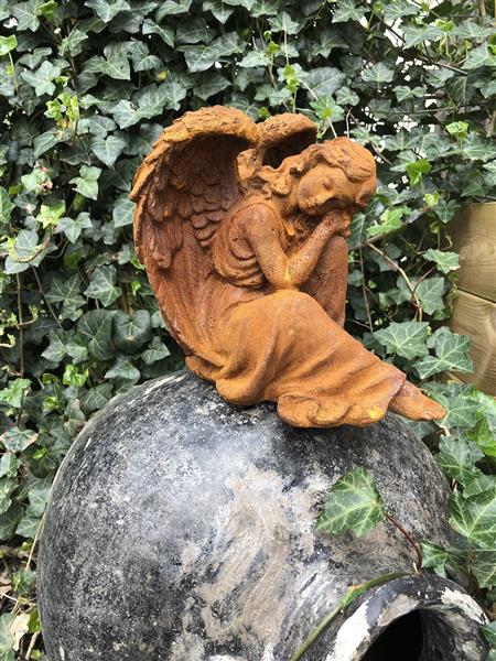 Grote foto prachtige zittende engel vol detail gietijzer rust tuin en terras tuindecoratie