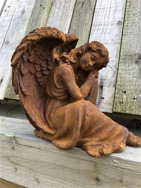 Grote foto prachtige zittende engel vol detail gietijzer rust tuin en terras tuindecoratie