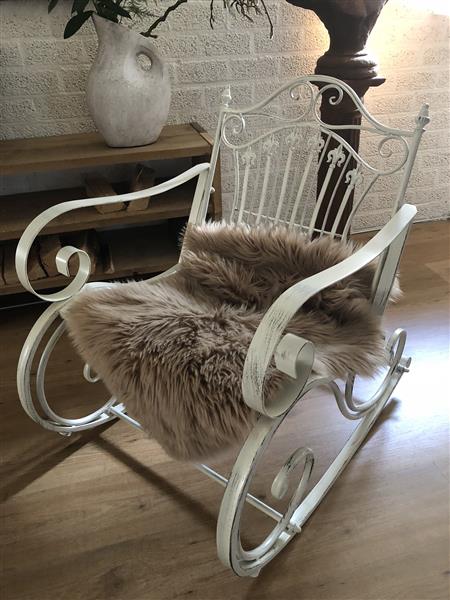 Grote foto prachtige pitoreske schommelstoel smeedijzer kleur oldwhite rust. tuin en terras tuinmeubelen