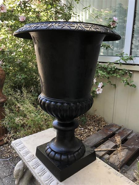 Grote foto zware gietijzeren plantenbak vaas voor buiten zwart tuin en terras tuindecoratie