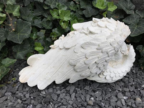 Grote foto beeld van engel slapend in zijn vleugels gemaakt van polystone tuin en terras tuindecoratie