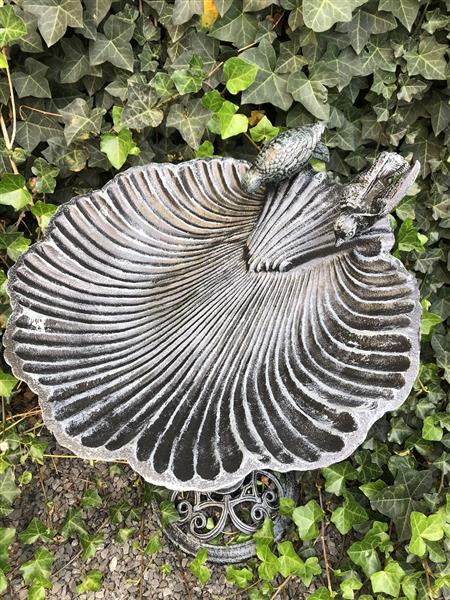 Grote foto fors vogel voer drink bad vol gietijzer zwart grijs rust tuin en terras tuindecoratie