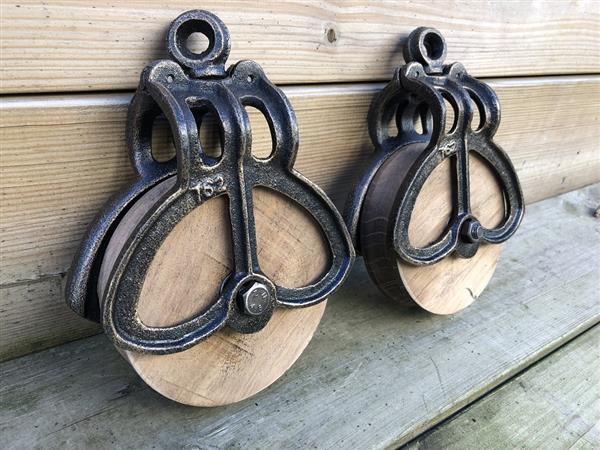 Grote foto cast iron pully wheel metalen loopwiel katrol hanger fraai tuin en terras tuindecoratie