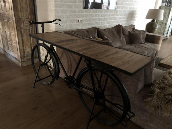 Grote foto prachtige sidetable fiets metaal met houten tafelblad zeer apart en gaaf tuin en terras tuindecoratie