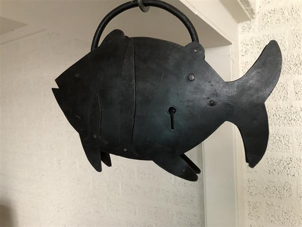 Grote foto groot metalen vintage old look slot in de vorm van een grote vis geweldig en uniek doe het zelf en verbouw materialen en producten