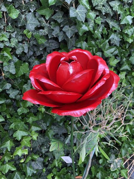 Grote foto een kunstwerkje deze grote roos volledig uit metaal. tuin en terras tuindecoratie