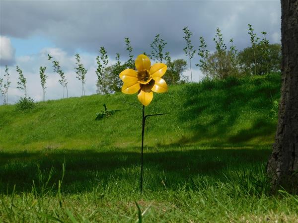 Grote foto handgemaakt narcis tuinsteker 82 cm metaal tuin en terras tuindecoratie