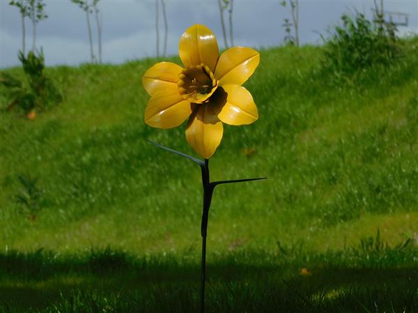 Grote foto handgemaakt narcis tuinsteker 82 cm metaal tuin en terras tuindecoratie