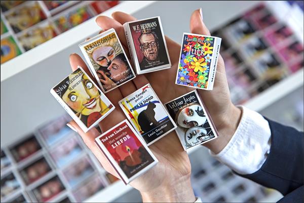 Grote foto matchboox vier grote schrijvers serie verzamelen overige verzamelingen