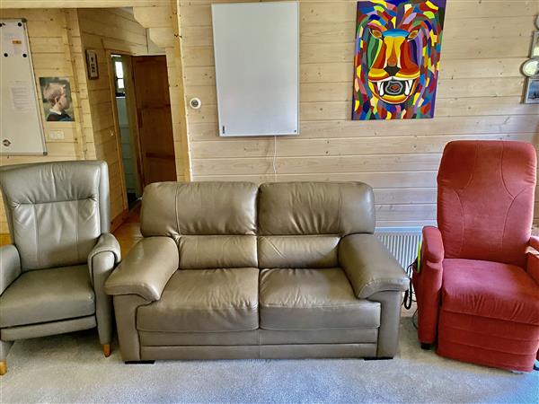 Grote foto leren bank sta op stoel en fauteuil voor 950 huis en inrichting bankstellen