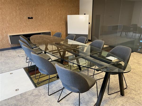 Grote foto glazen vergadertafel ovaal 400x120cm demo huis en inrichting kantooraccessoires