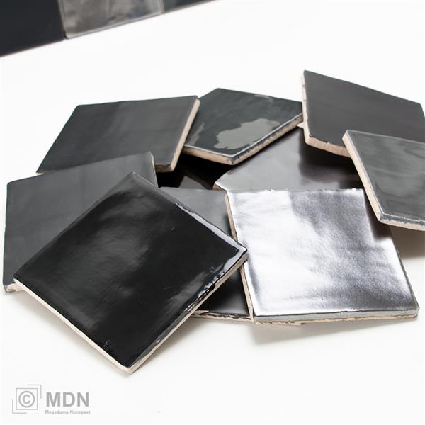 Grote foto handvormtegels 13x13 mat zwart glans zwart en platinum mix doe het zelf en verbouw tegels