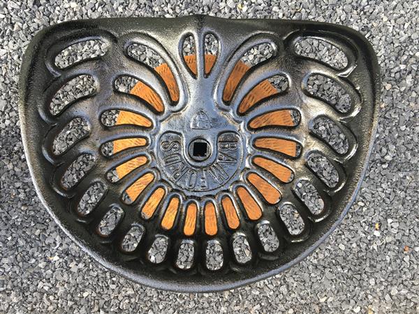 Grote foto traktor zitplek gietijzer zwart tuin en terras tuindecoratie