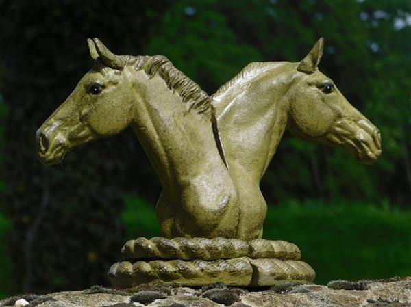 Grote foto set van 2 paardenbeelden olijfgroen boekensteunen tuin en terras tuindecoratie