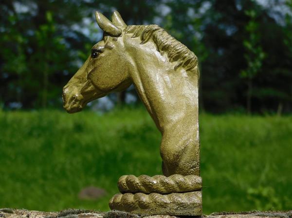 Grote foto set van 2 paardenbeelden olijfgroen boekensteunen tuin en terras tuindecoratie