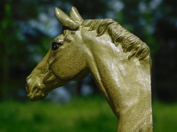 Grote foto set van 2 paardenbeelden olijfgroen boekensteunen tuin en terras tuindecoratie