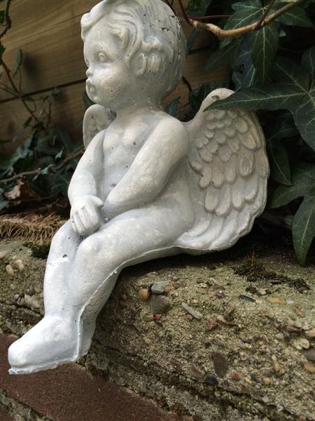 Grote foto kleine zittende engel uit vol steen prachtig om te zien tuin en terras tuindecoratie