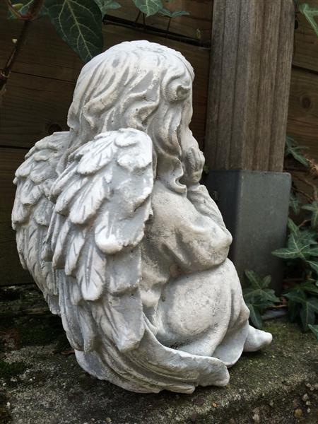 Grote foto engel zittend vol steen mooi in detail. tuin en terras tuindecoratie