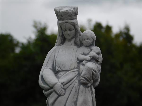 Grote foto maria met kind in de arm vol steen onbehandeld tuin en terras tuindecoratie