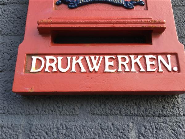 Grote foto dubbel postbusfront kleppen vol gietijzer zware uitvoering en heel fraai tuin en terras overige tuin en terras