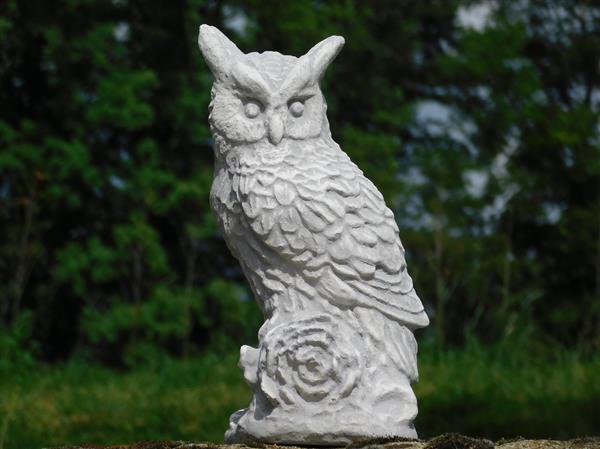 Grote foto beeld uil op stronk steen oehoe uil tuin en terras tuindecoratie