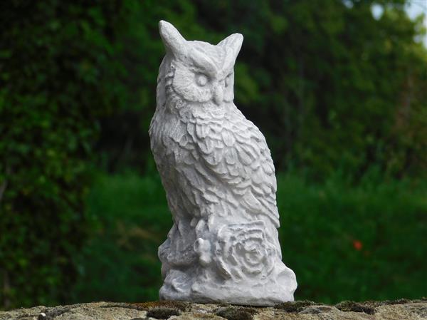 Grote foto beeld uil op stronk steen oehoe uil tuin en terras tuindecoratie