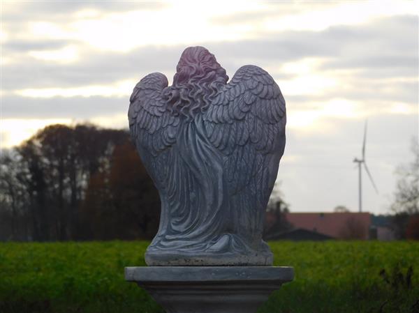 Grote foto mooie engel op zuil vol steen een echte eye catcher tuin en terras tuindecoratie