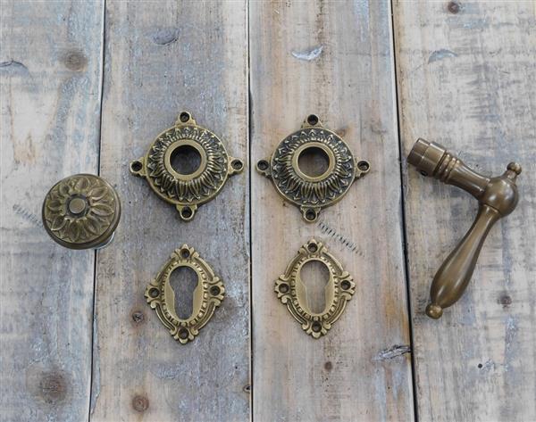 Grote foto deurbeslag antiek met koperen knop deurknop en rozetten doe het zelf en verbouw materialen en producten