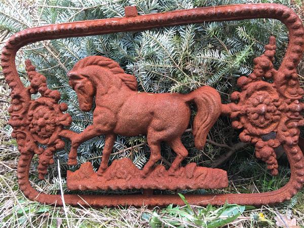 Grote foto zwaar en fors gietijzeren wandornament met afbeelding van een paard prachtig. tuin en terras tuindecoratie