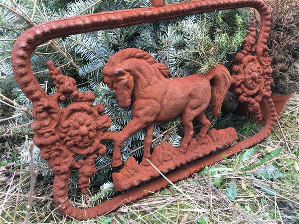 Grote foto zwaar en fors gietijzeren wandornament met afbeelding van een paard prachtig. tuin en terras tuindecoratie