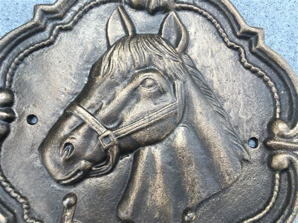 Grote foto wandkapstok met afbeelding paardenhoofd gietijzer 2 haken. tuin en terras tuindecoratie