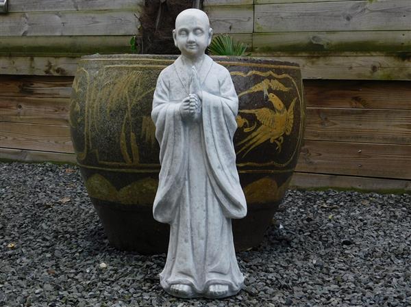 Grote foto groetende monnik vol steen tuin en terras tuindecoratie