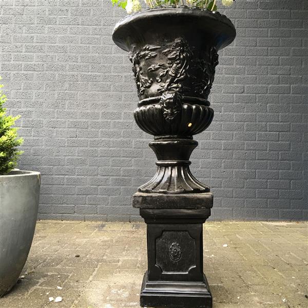 Grote foto prachtige bloempot vaas uit vol steen sokkel zwart tuin en terras overige tuin en terras