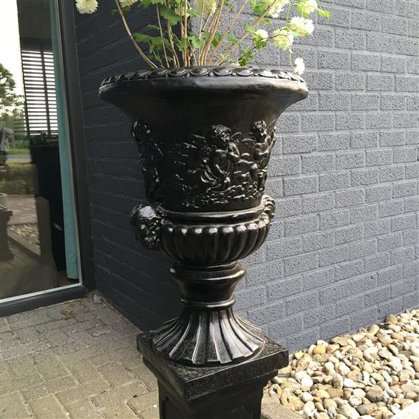 Grote foto prachtige bloempot vaas uit vol steen sokkel zwart tuin en terras overige tuin en terras