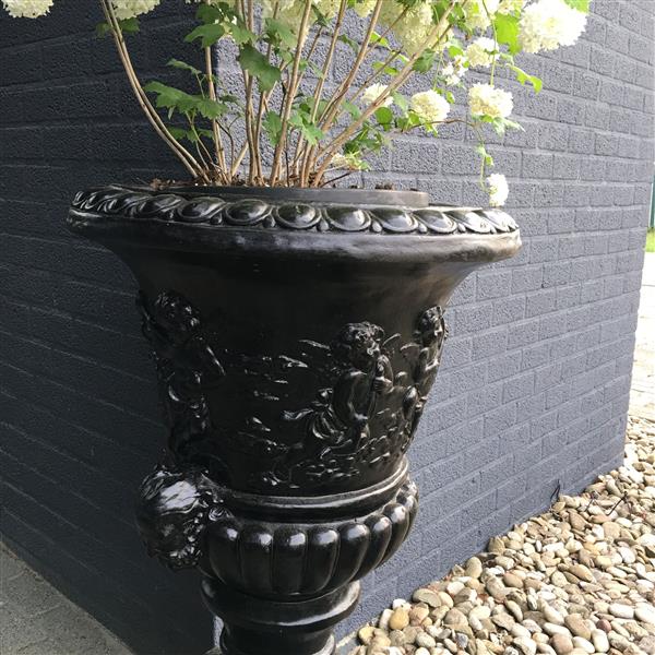Grote foto prachtige bloempot vaas uit vol steen sokkel zwart tuin en terras overige tuin en terras