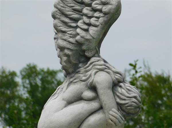 Grote foto knielende engel met vleugels omhoog mooi stenen beeld tuin en terras tuindecoratie