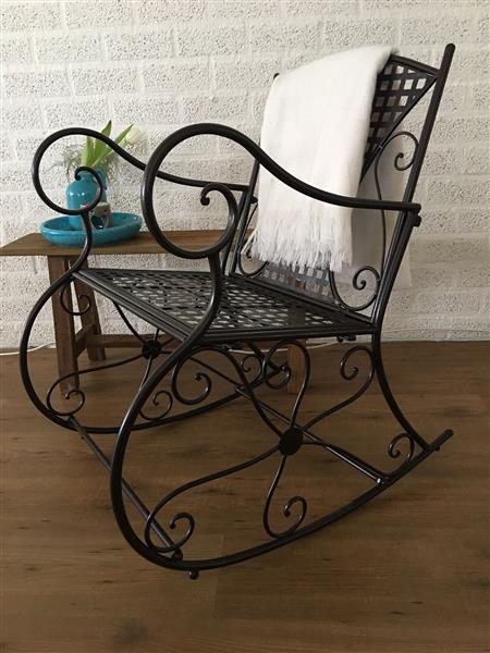 Grote foto prachtige pitoreske schommelstoel smeedijzer kleur bruin rust. tuin en terras tuinmeubelen