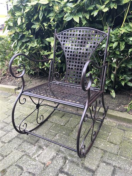 Grote foto prachtige pitoreske schommelstoel smeedijzer kleur bruin rust. tuin en terras tuinmeubelen