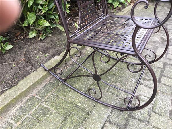 Grote foto prachtige pitoreske schommelstoel smeedijzer kleur bruin rust. tuin en terras tuinmeubelen