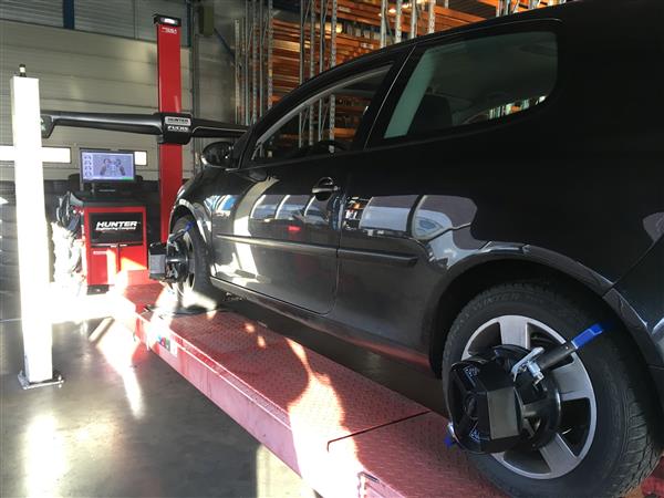 Grote foto uitlijnen van uw auto bus bestelwagen of camper 50 diensten en vakmensen verhuur auto en motor