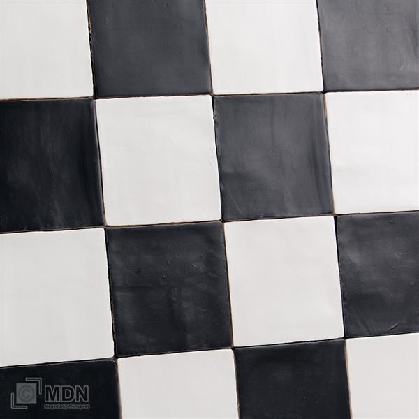 Grote foto handvormtegels 13x13 mat wit en mat zwart geblokt dambord doe het zelf en verbouw tegels