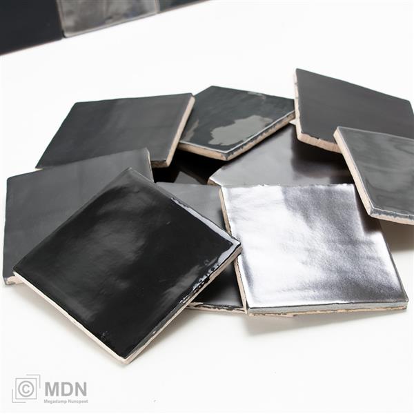 Grote foto handvormtegels 13x13 mat zwart glans zwart en platinum mix 0 5m doe het zelf en verbouw tegels