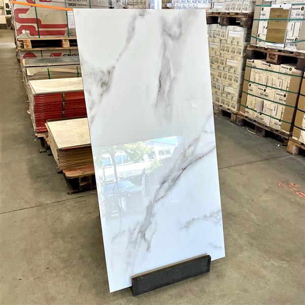 Grote foto gepolijste witte tegels met gouden en grijze ader marquina gold 120x60 1 44m doe het zelf en verbouw tegels