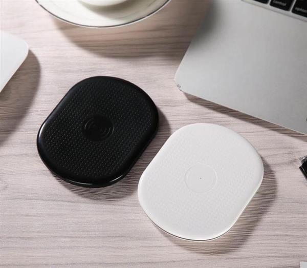 Grote foto draadloze oplader opladen pad draadloos lader wireless zwart wit telecommunicatie opladers en autoladers